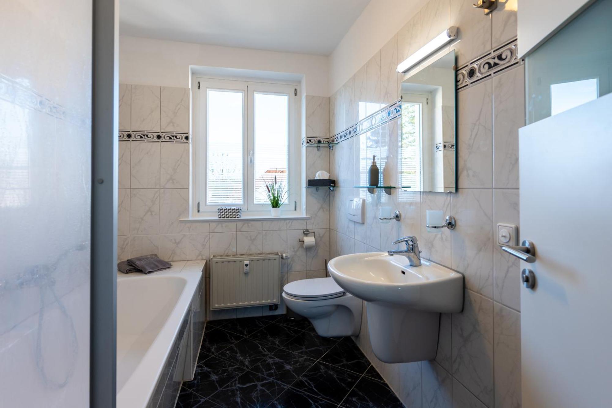 Doppelhaus- Villa Leipzig Schleussig , Moderner Altbau Apartment Dachetage Mit 2 Schlafzimmern Und Separatem Zusatzzimmer , Parkplatz - Balkon - Kamin - Eicheparkett - Arbeitsplatz 外观 照片