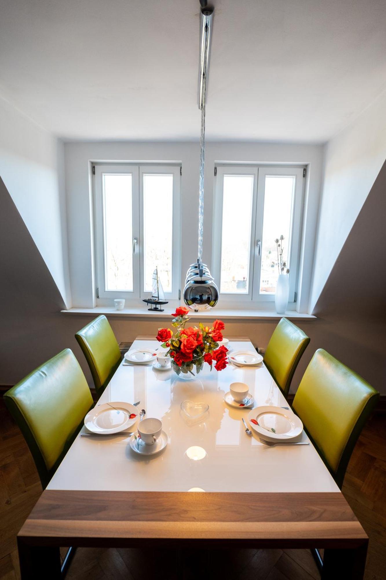 Doppelhaus- Villa Leipzig Schleussig , Moderner Altbau Apartment Dachetage Mit 2 Schlafzimmern Und Separatem Zusatzzimmer , Parkplatz - Balkon - Kamin - Eicheparkett - Arbeitsplatz 外观 照片