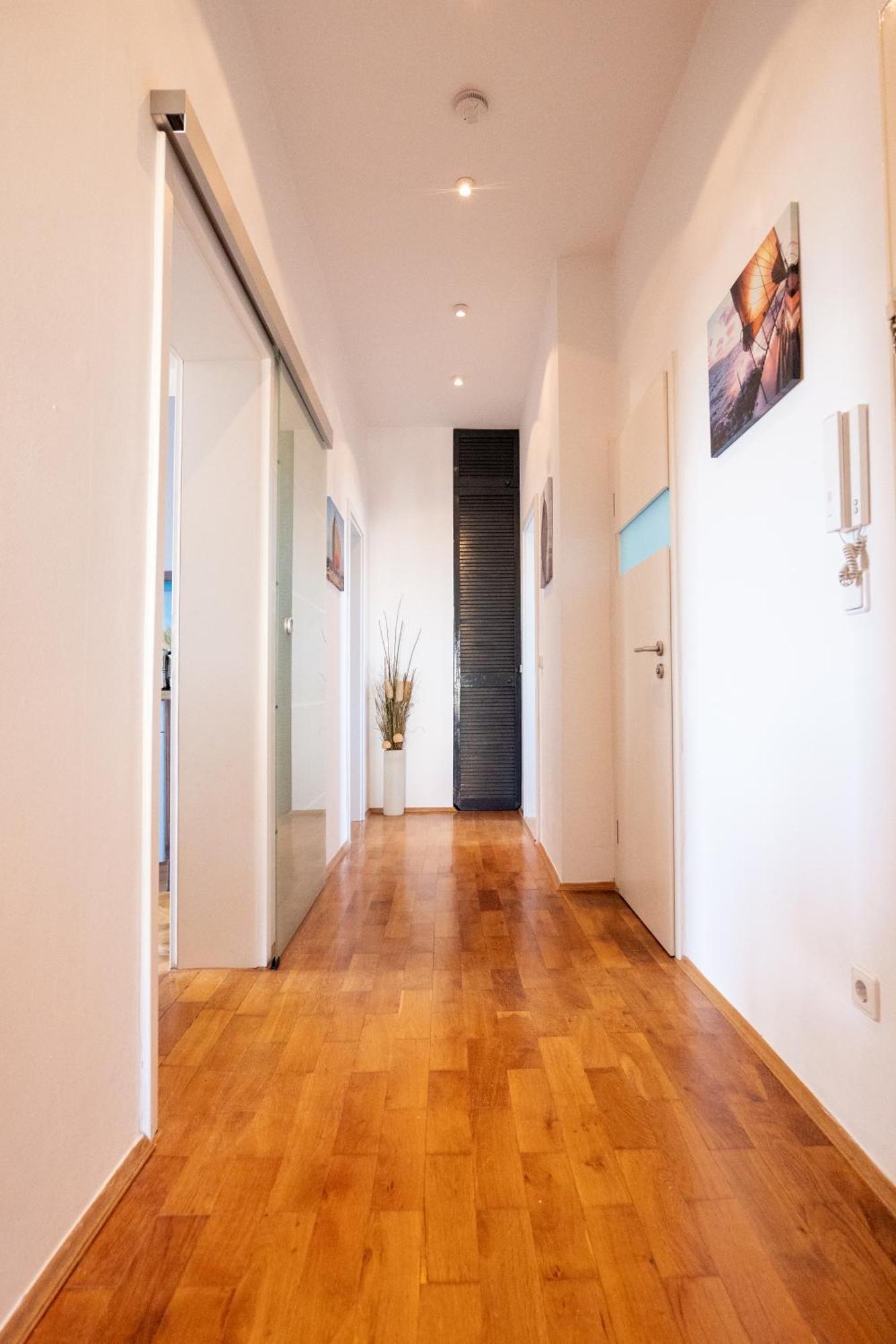 Doppelhaus- Villa Leipzig Schleussig , Moderner Altbau Apartment Dachetage Mit 2 Schlafzimmern Und Separatem Zusatzzimmer , Parkplatz - Balkon - Kamin - Eicheparkett - Arbeitsplatz 外观 照片