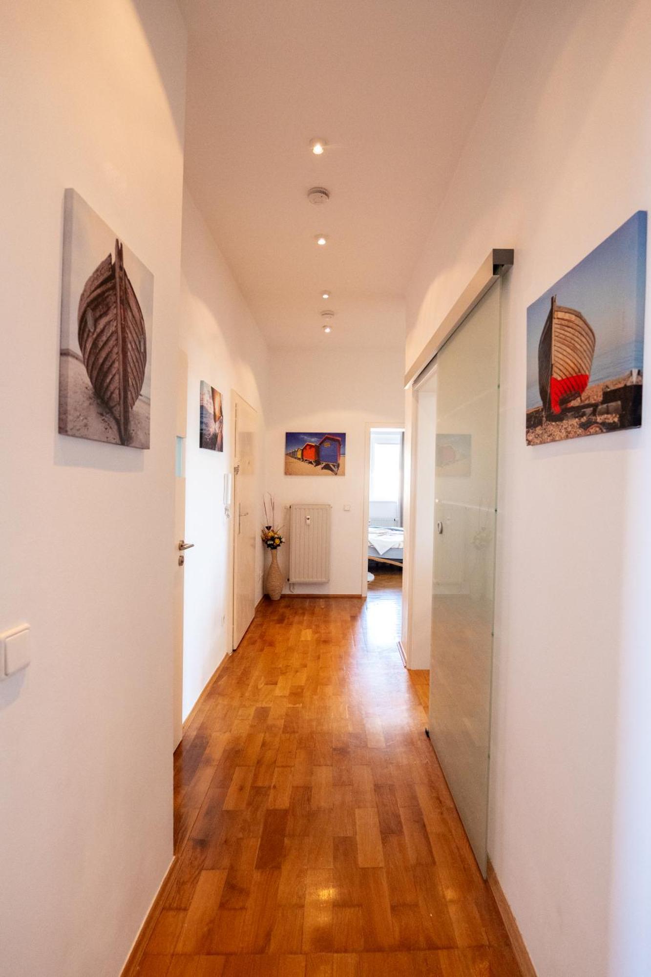 Doppelhaus- Villa Leipzig Schleussig , Moderner Altbau Apartment Dachetage Mit 2 Schlafzimmern Und Separatem Zusatzzimmer , Parkplatz - Balkon - Kamin - Eicheparkett - Arbeitsplatz 外观 照片