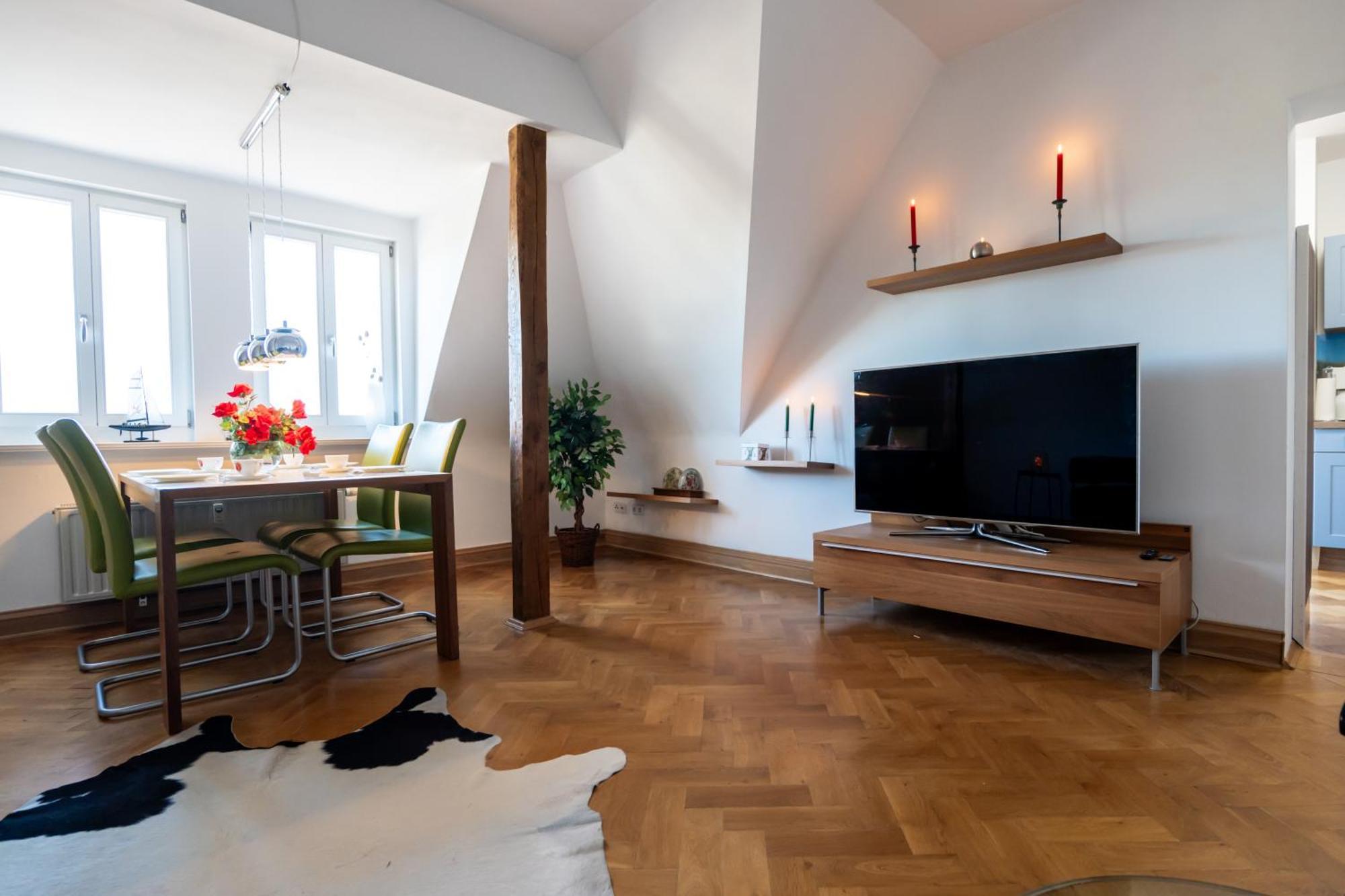 Doppelhaus- Villa Leipzig Schleussig , Moderner Altbau Apartment Dachetage Mit 2 Schlafzimmern Und Separatem Zusatzzimmer , Parkplatz - Balkon - Kamin - Eicheparkett - Arbeitsplatz 外观 照片