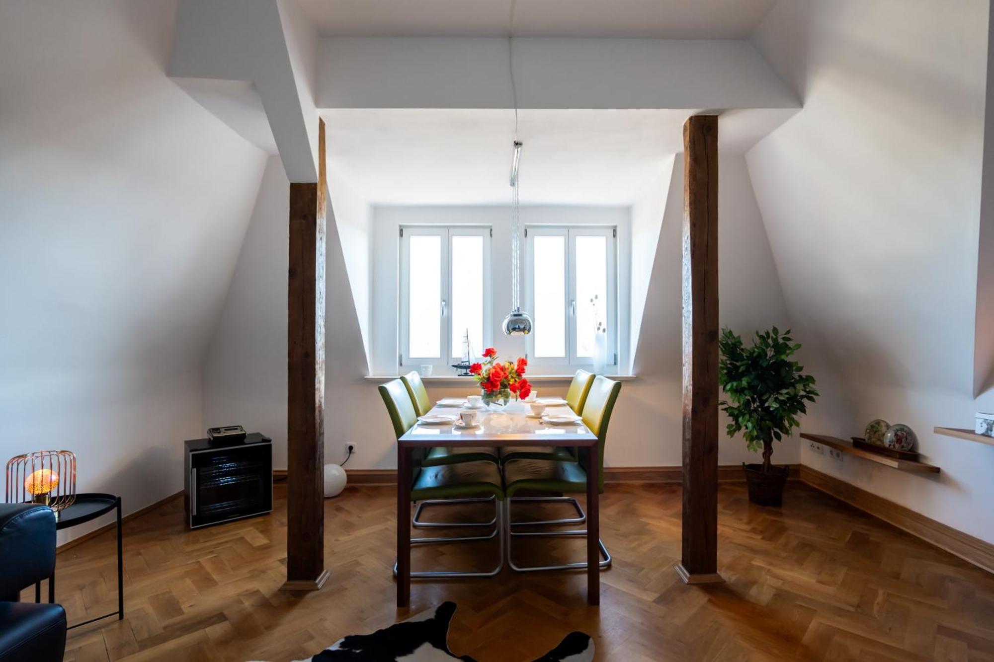 Doppelhaus- Villa Leipzig Schleussig , Moderner Altbau Apartment Dachetage Mit 2 Schlafzimmern Und Separatem Zusatzzimmer , Parkplatz - Balkon - Kamin - Eicheparkett - Arbeitsplatz 外观 照片