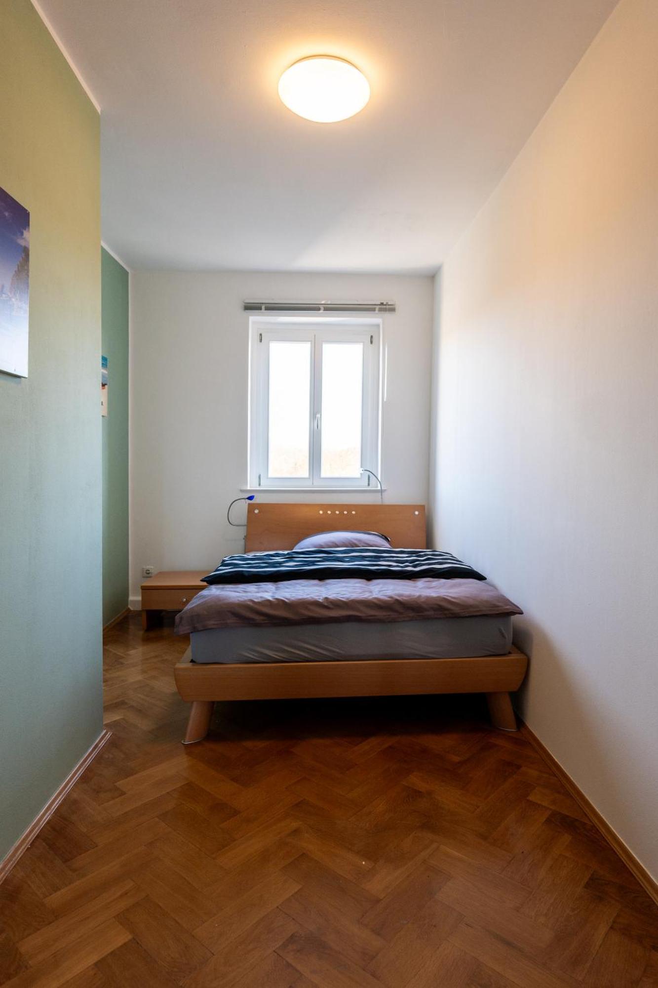 Doppelhaus- Villa Leipzig Schleussig , Moderner Altbau Apartment Dachetage Mit 2 Schlafzimmern Und Separatem Zusatzzimmer , Parkplatz - Balkon - Kamin - Eicheparkett - Arbeitsplatz 外观 照片