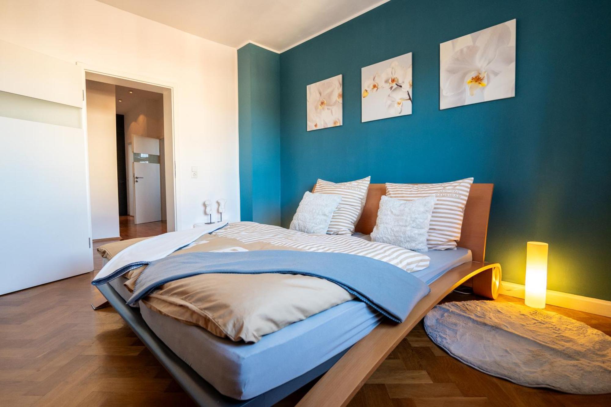 Doppelhaus- Villa Leipzig Schleussig , Moderner Altbau Apartment Dachetage Mit 2 Schlafzimmern Und Separatem Zusatzzimmer , Parkplatz - Balkon - Kamin - Eicheparkett - Arbeitsplatz 外观 照片