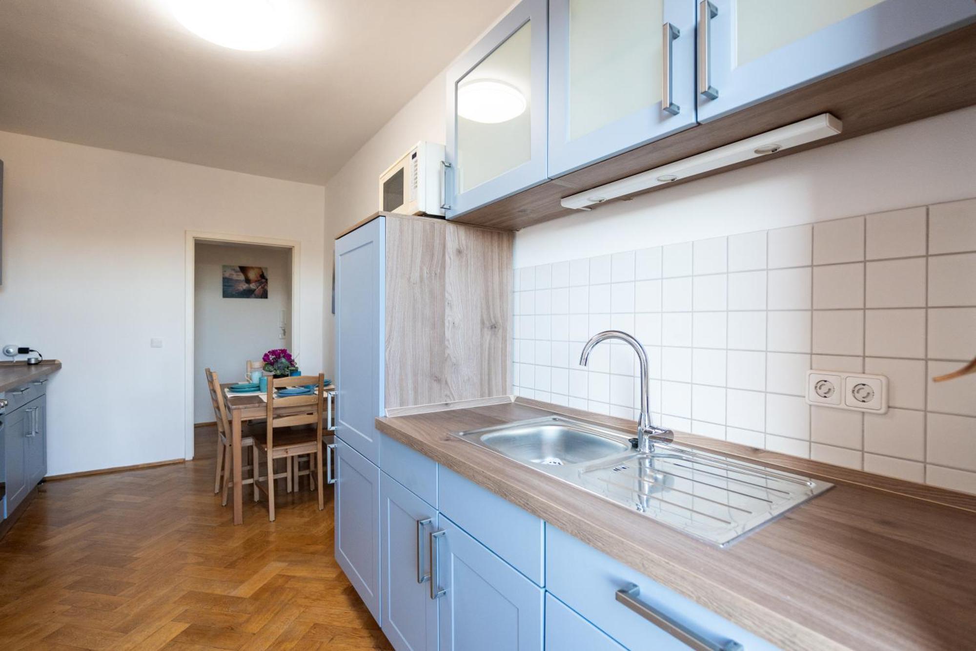 Doppelhaus- Villa Leipzig Schleussig , Moderner Altbau Apartment Dachetage Mit 2 Schlafzimmern Und Separatem Zusatzzimmer , Parkplatz - Balkon - Kamin - Eicheparkett - Arbeitsplatz 外观 照片