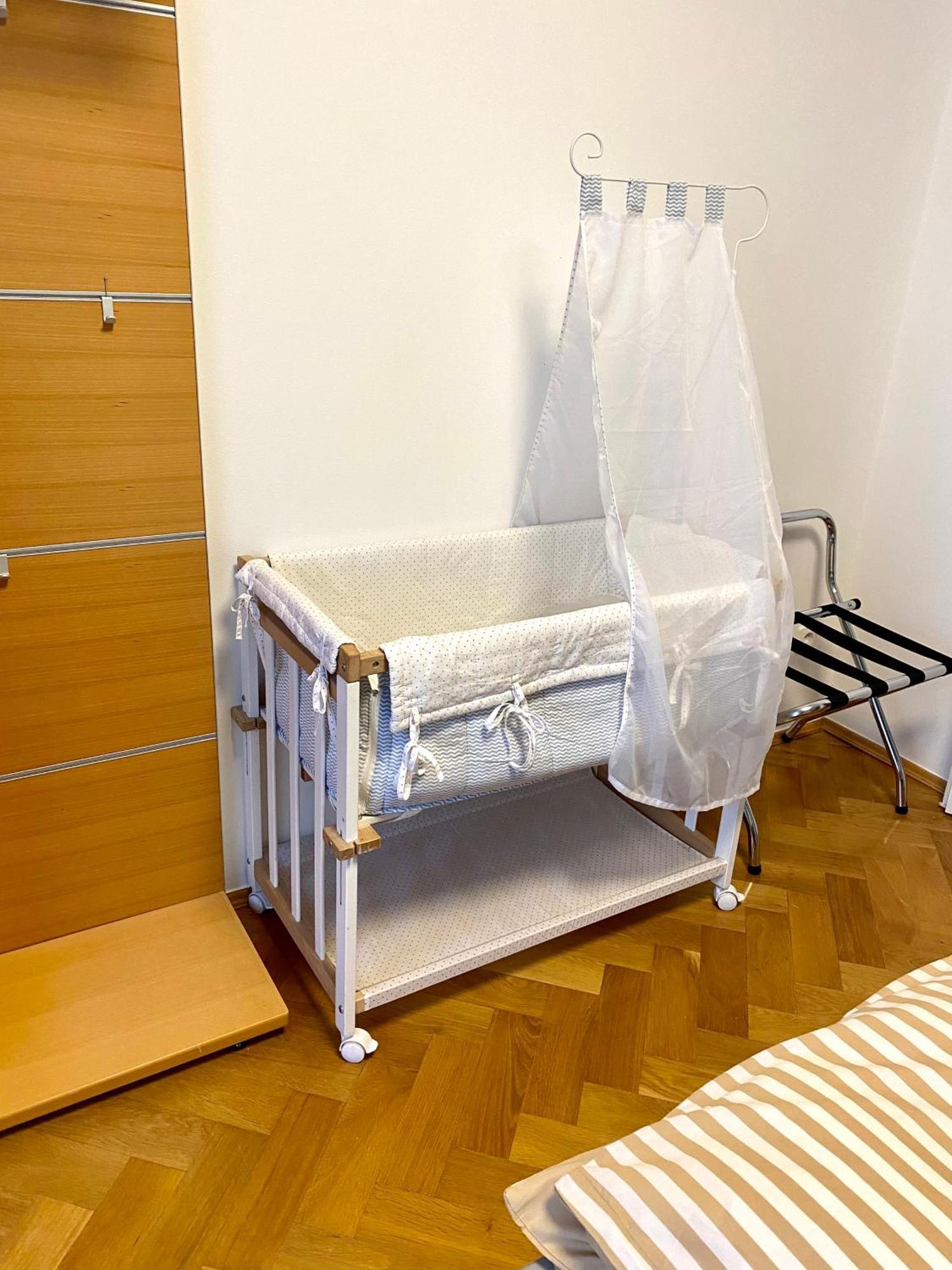 Doppelhaus- Villa Leipzig Schleussig , Moderner Altbau Apartment Dachetage Mit 2 Schlafzimmern Und Separatem Zusatzzimmer , Parkplatz - Balkon - Kamin - Eicheparkett - Arbeitsplatz 外观 照片