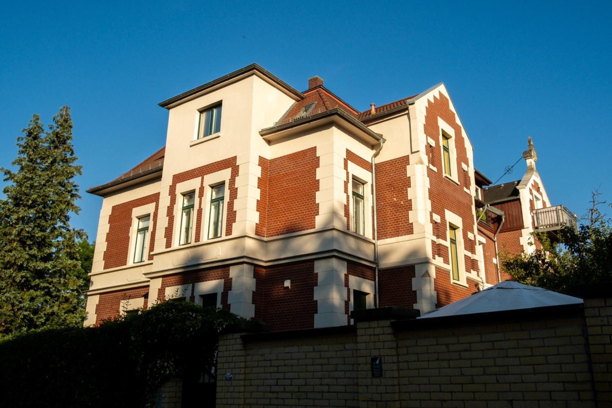Doppelhaus- Villa Leipzig Schleussig , Moderner Altbau Apartment Dachetage Mit 2 Schlafzimmern Und Separatem Zusatzzimmer , Parkplatz - Balkon - Kamin - Eicheparkett - Arbeitsplatz 外观 照片